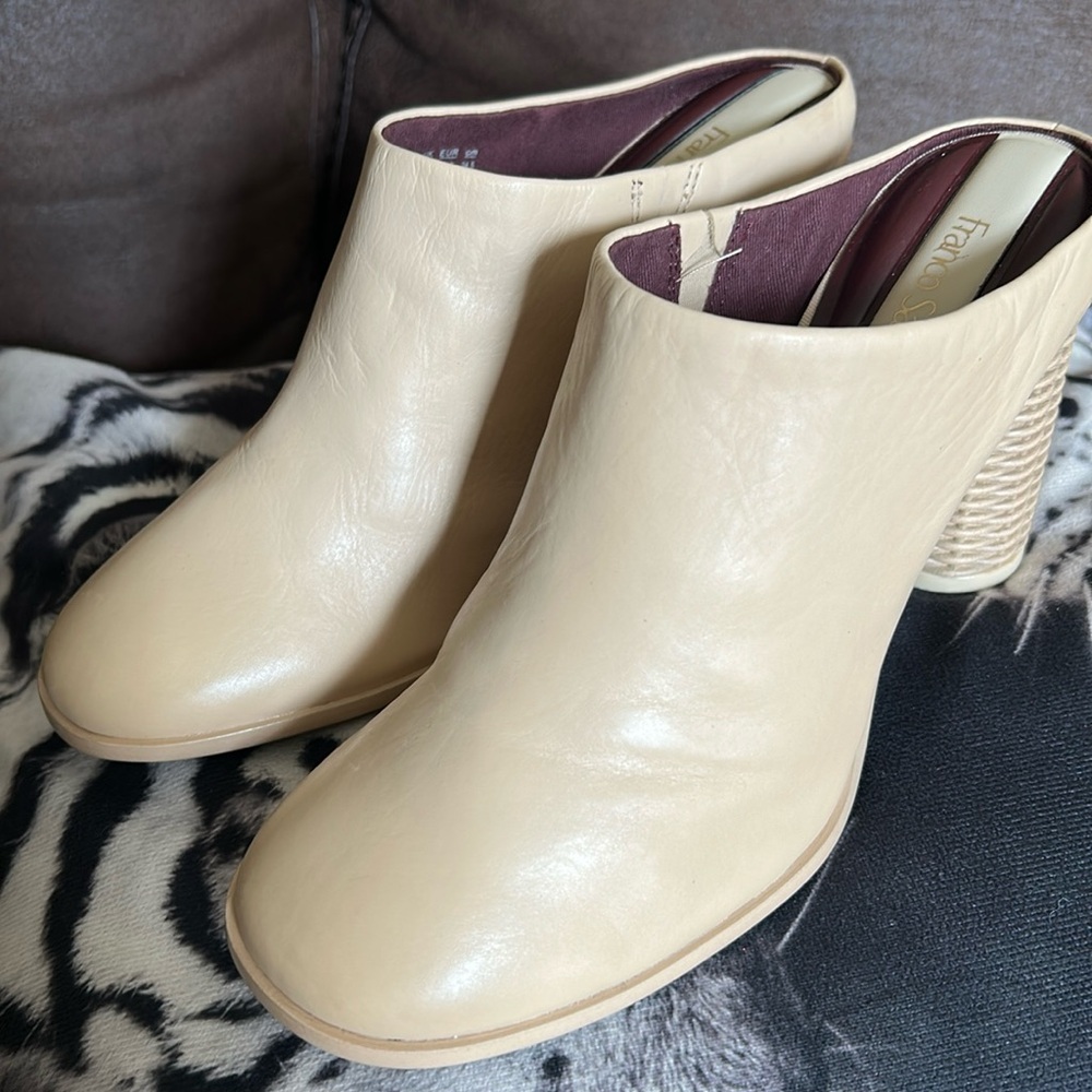 NWOB ..Leather Upper Franco Sarto in beige color .Size 8